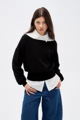 Sweater negro de viscosa con diseño holgado, cuello asimétrico y mangas largas.