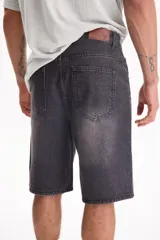 Bermuda de jean de algodón estilo baggy color negro.