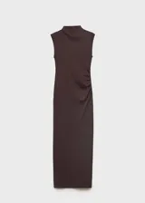 Vestido midi de color marrón, sin mangas, con cuello perkins y diseño entallado. Presenta un detalle drapeado en la cintura.