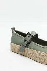 Zapatilla verde con tira ajustable y hebilla metálica, suela de yute con plataforma de 3,5cm.