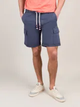 Bermuda cargo de corte regular fit en color azul marino, confeccionada en algodón. Cuenta con cintura elástica con cordones ajustables y bolsillos laterales tipo cargo en las piernas.