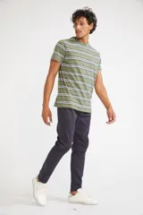 Pantalón de gabardina para hombre, de corte regular, con cierre y botón, cinco bolsillos y pasacinto.
