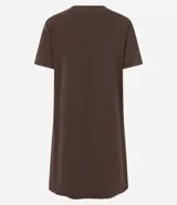 Vestido corto marrón oscuro, estilo camiseta, con escote redondo, mangas cortas y bolsillos laterales. El bajo es redondeado.