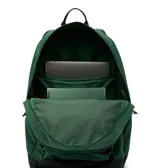 Mochila Columbia modelo Zigzag II de 30 litros, color verde, diseñada para uso urbano y actividades al aire libre. Cuenta con dos compartimentos principales, funda acolchada para computadora portátil, bolsillos para botellas de agua y detalles reflectantes.