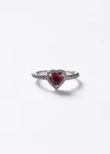 Anillo de plata 925 con diseño de corazón central en zirconia roja, rodeado por un halo de pequeñas zirconias blancas que se extienden a lo largo del cuerpo del anillo.