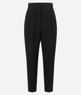 Pantalón negro de corte zanahoria, tiro alto, con pliegues delanteros y bolsillos simulados en la parte trasera.