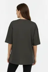 Remera oversize de algodón color gris oscuro, con cuello redondo, mangas cortas y estampado lateral en tonos claros de cadenas y una llave.
