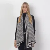 Pashmina rectangular color marrón con diseño de líneas en zigzag grises y negras.