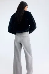 Jean wide leg de tiro extraalto, color gris con efecto acid wash y diseño de cinco bolsillos.