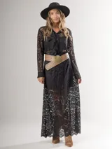 Camisa de encaje color crema, con corte clásico, volado frontal y botones al frente.