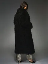 Tapado negro largo de piel sintética.