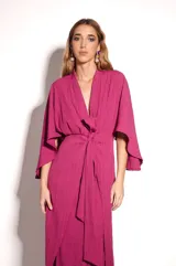 Vestido largo tipo kimono color fucsia, de crepe texturado, con mangas amplias y tiras ajustables en la cintura.