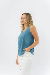 Musculosa amarilla pastel con escote redondo y detalle de lágrima en la espalda.