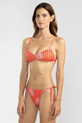 Bottom de bikini estilo triángulo, confeccionado en tejido reciclado con estampado pinstripe floral en tonos rojos y rosados. Presenta tiras ajustables a los laterales con terminaciones metálicas insignia de Polonio y forro interior para mayor comodidad.