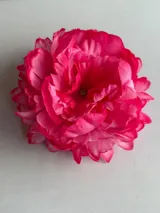 Accesorio para el pelo con diseño de flor grande en color fucsia, confeccionado en tela con pétalos en capas.