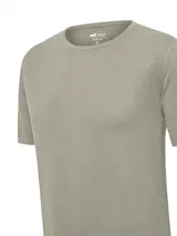Remera de manga corta y cuello redondo, confeccionada en una mezcla de lino orgánico y elastano. Presenta un diseño de calce regular con textura ligera y transpirable, ideal para climas cálidos.