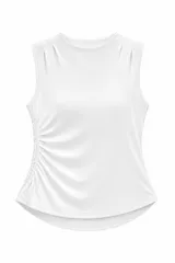 Musculosa color beige sin mangas, con cuello redondo y fruncido lateral ajustable en el costado izquierdo.