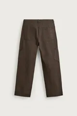 Pantalón cargo straight fit de algodón color negro con efecto lavado, bolsillos laterales en las piernas y cierre frontal con cremallera y botón.