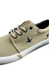 Calzado náutico azul marino con cordones oscuros, suela blanca de goma y detalle de logo bordado en el lateral. Cuenta con ojales metálicos y apliques en marrón claro.