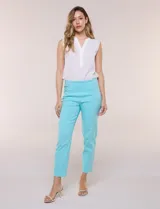 Pantalón de gabardina elastizada color beige, de tiro medio y calce slim. Cuenta con diseño pull-on sin cierres ni botones, cintura ancha, bolsillos delanteros simulados y bolsillos traseros ojal.
