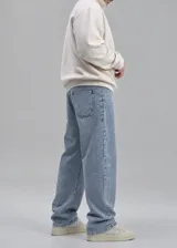 Jeans baggy de corte ancho y tiro medio, en tono azul claro con efecto acid wash. Presenta bolsillos delanteros diagonales estilo carpintero y perneras amplias con caída recta.