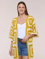 Cardigan largo confeccionado en tejido de punto calado estilo crochet, de color amarillo y blanco, con diseño geométrico de cuadrados, mangas amplias tipo kimono y corte abierto al frente.