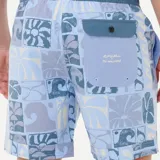 Short de baño celeste con cintura elastizada azul y cordón ajustable. Presenta un estampado con motivos playeros en los laterales y logo de la marca en el frente.