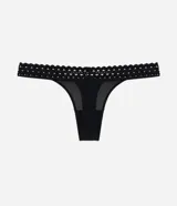 Bombacha tipo tanga confeccionada en tule, con cintura de elástico decorativo con diseño calado. Presenta un diseño moderno y delicado.