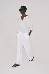 Pantalón recto de algodón color negro, con tiro medio y cintura elástica.
