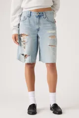 Bermuda de jean tiro medio color celeste claro, estilo baggy con roturas y flecos en los bordes.
