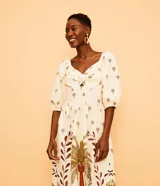 Vestido midi de algodón color crudo con estampado de cocoteros, escote con detalle torcido y mangas 3/4.