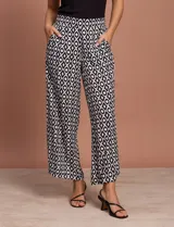 Pantalón fluido de corte recto y largo midi, con estampado abstracto en tonos azul, negro y crema. Presenta cintura elastizada en la parte posterior y bolsillos laterales delanteros.