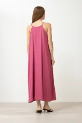 Maxi vestido fucsia con breteles finos y corte recto.