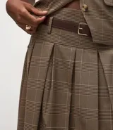 Pollera midi de sastrería con estampado de cuadros, diseño estructurado con pliegues delanteros marcados, cintura ancha con trabillas y cinturón ajustable con hebilla.