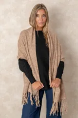 Pashmina color camel de tejido suave, con diseño abierto y terminaciones con flecos en los extremos.