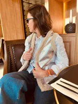 Chaleco plateado reversible con interior de gamulan color crema.