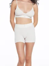 Short de tiro alto con diseño seamless, confeccionado en tejido suave de color beige melange. Presenta una banda elástica en la cintura con detalle de logo pequeño.