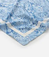 Pañuelo cuadrado de satén color celeste con estampado paisley en blanco.