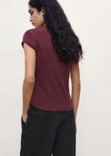 Camiseta de cuello redondo y manga corta con dobladillo, confeccionada en algodón, con diseño recto y ajuste al cuerpo.