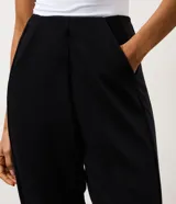 Pantalón deportivo tipo jogger color bordó, confeccionado en tejido de modal con poliéster y elastano. Presenta cintura fija, recortes estratégicos en el diseño y terminación ajustada en la botamanga.