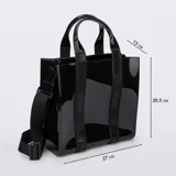 Cartera tipo shopper Melissa Dulce, color negro, de material efecto charol. Cuenta con doble asa de mano y correa cruzada regulable de tela con la marca estampada.