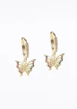 Par de aros dorados con forma de aro pequeño con circonitas blancas y dije colgante de mariposa con circonitas de colores.
