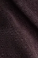 Vestido midi de punto interlock con ribete de encaje negro en el escote y bajo asimétrico. Tiene breteles spaghetti y escote en V.