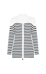 Cardigan de punto Le lis Blanc, color blanco con rayas horizontales negras, cuello alto con cierre frontal y mangas largas.
