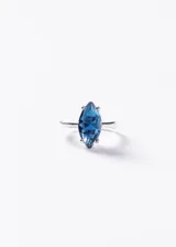 Anillo de plata 925 con piedra de zirconia en color azul de corte marqués.