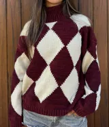 Sweater de punto con diseño geométrico de rombos en colores bordeaux y natural. Presenta cuello alto, mangas largas y un calce relajado.