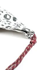 Cartera tipo hobo con estampado animal print en tonos blanco y gris, con correa de cuerda trenzada en color bordó.