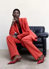 Pantalón de vestir estilo wideleg, de corte recto y tejido fluido. Cuenta con cierre oculto de botón, gancho y cremallera, además de dos bolsillos laterales y forro interior.