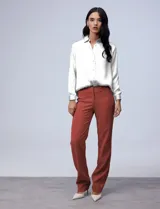 Pantalón de vestir color ladrillo, marca Zac & Rachel, con pretina con broches internos y cierre. Delantera y trasera con bolsillos.