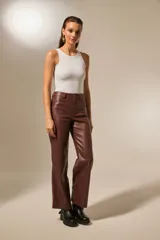 Pantalón marrón de eco-cuero, corte ancho y tiro bajo, con bolsillos laterales.